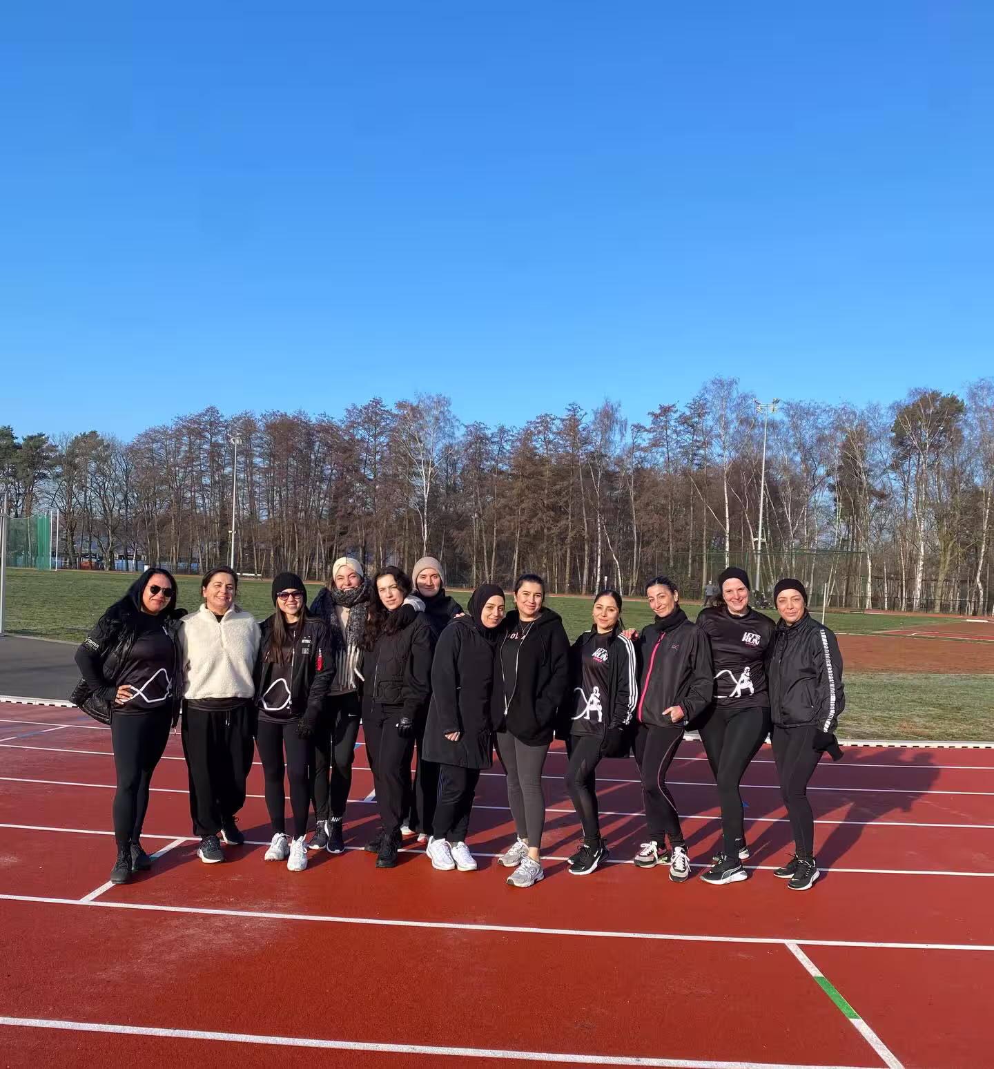 Vrouwen doen HIIT interval training in moderne sportzaal, hoge intensiteit, zweet en energie